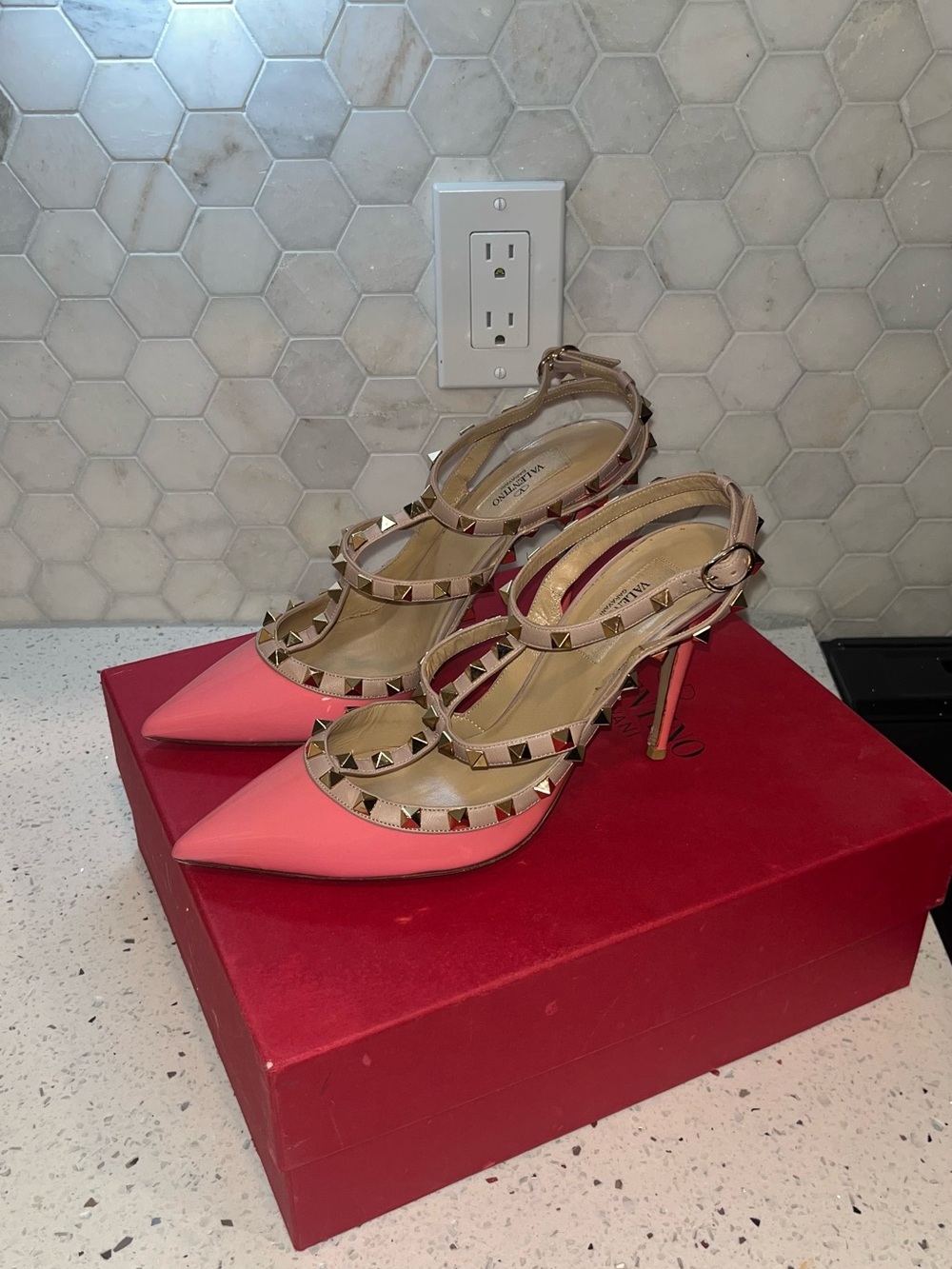Valentino Garavani Pink Patent Leather Rockstud T-Strap Pumps - Picture 3 of 8